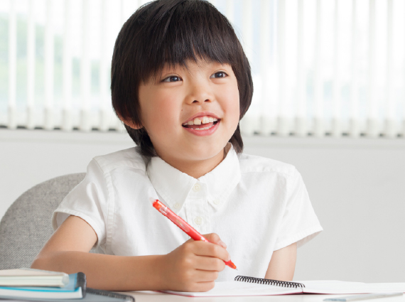 勉強に取り組む不登校の女の子