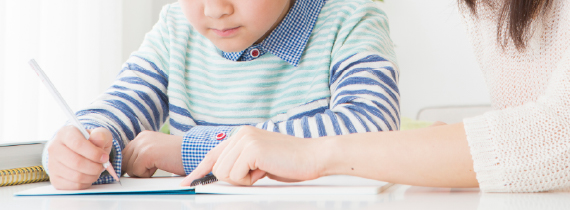 勉強に取り組む不登校の男の子