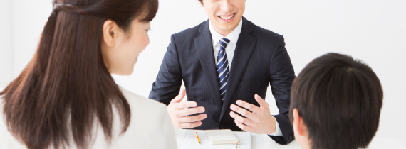 保護者・生徒の相談に対応するスタッフ