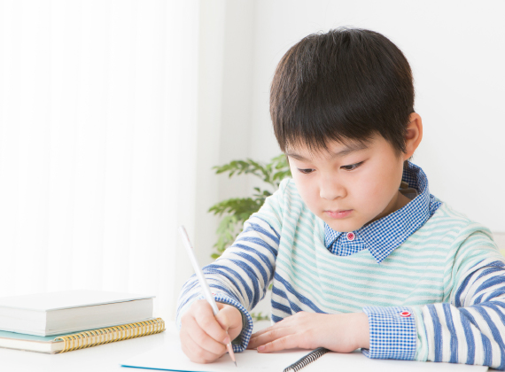 勉強に取り組む発達特性の男の子