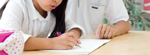 勉強に取り組む発達特性の女の子