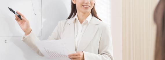 家庭教師をサポートする女性スタッフ