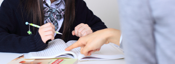 就職試験の勉強をする高校生