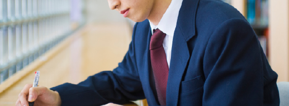 進路を検討する男子高校生