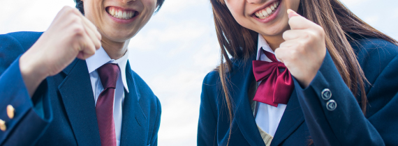 ガッツポーズの男女高校生