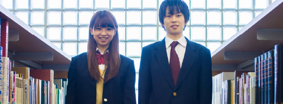 図書館の男女高校生