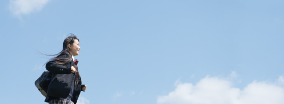 空を見上げる女子高校生