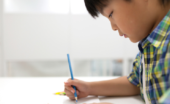 勉強する男の子